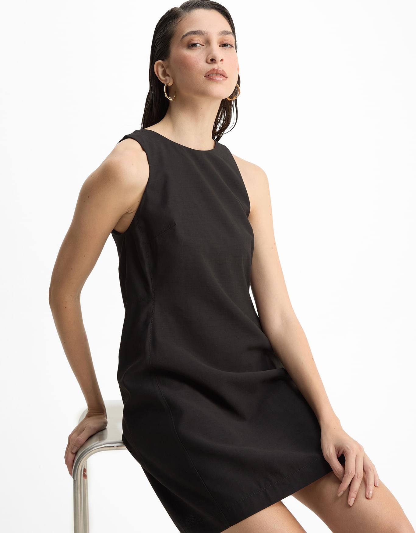 Vestido Curto Recortes Pespontados
